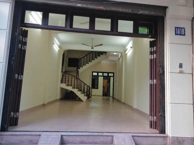 Cho thuê nhà sát Hồ Gươm diẹn tích 100 mặt tiền 5m thông sàn cực thoáng phù hợp trưng bày sản phẩm, giá 90 triệu