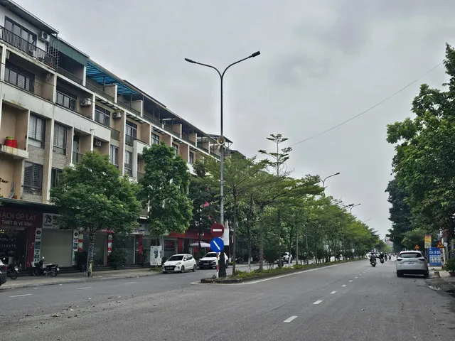 CC Bán 1 cặp Shophous liền nhau thuộc liền kề 5,5 tầng Hud B mặt đường Bình Than Thông 2 Đầu Sau Nhà Đg 7m 
🔥 Diện tích 180m
🔥 Mặt tiền 10m
🔥 Hướng Đông Nam.
