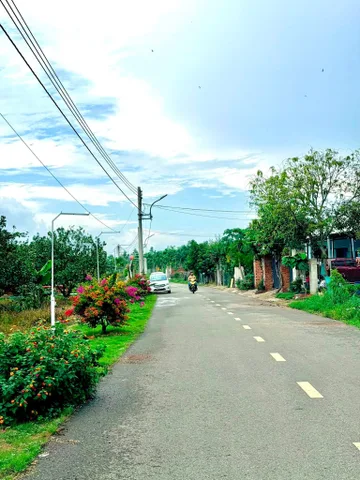 Bán Đất 1750m2 có sẵn 100 m2 thổ cư giá 1.45 tỷ tại Huyện Bàu Bàng Bình Dương. Dân cư xung quanh đông đúc, cách chợ cách trường 5P di chuyển, mặt tiền đường nhựa rộng 8m, điện nước đầy đủ