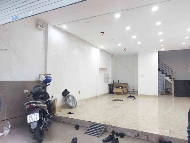 (QUẬN 1) BÁN NHÀ 2 TẦNG, GẦN VIETCOMBANK TRẦN HƯNG ĐẠO, NGANG 5M, KHÔNG QUY HOẠCH, SHR