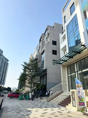 DIỆN TÍCH & PHƯƠNG THỨC CHO THUÊ LINH HOẠT

Vị trí cho thuê: Tầng 3 và Tầng 4 của tòa nhà.

Diện tích: 100m²/tầng (Kích thước tòa nhà 12m x 20m).

Không gian: Mặt bằng trống suốt, thiết kế tối ưu, cực kỳ tiện lợi để bài trí và phân chia khu vực làm 