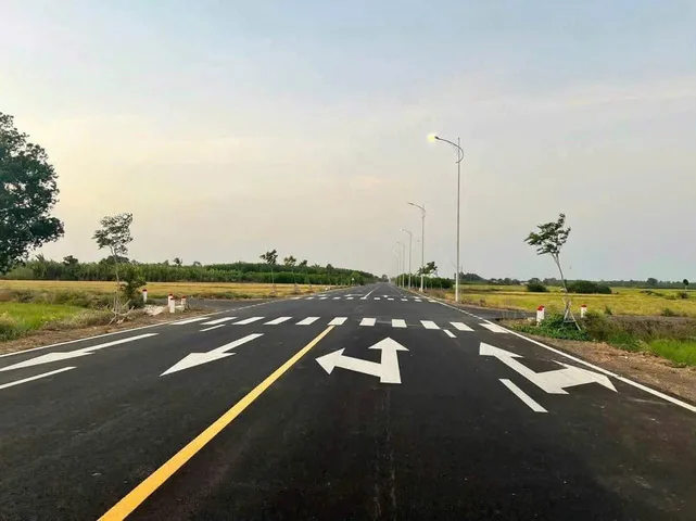 CHỦ NGỘP !! BÁN LÔ 306 M2 CHỈ 1TY050 NGAY MẶT TIỀN DT997 RỘNG 32M