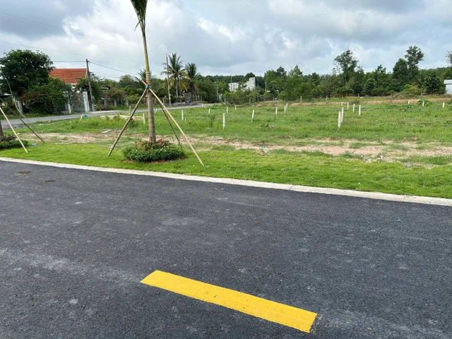 Chủ gửi Bán Đất 500m2 có sẵn 200 m2 thổ cư giá 490 triệu tại Đường ĐT 749B Xã Minh Thạnh Huyện Dầu Tiếng Bình Dương. Xung quanh tiện ích đầy đủ gần chợ gần trường, cách khu CN Minh Hưng 10p đi xe