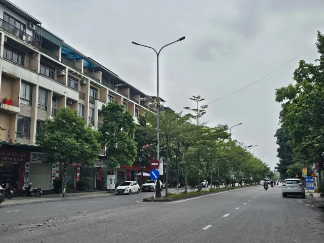 Bán 2 căn liền nhau 5.5 tầng hud-B tại KĐT trầu cau mặt đường bình than khả lễ 1. Kinh doanh tốt. Diện tích 180m mặt tiền 10m hướng đông nam. Phường võ cường tỉnh bắc ninh