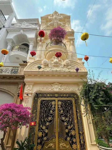 Xung quanh đầy đủ tiện ích: trường học, chợ, siêu thị, cửa hàng tiện lợi và các dịch vụ thiết yếu.