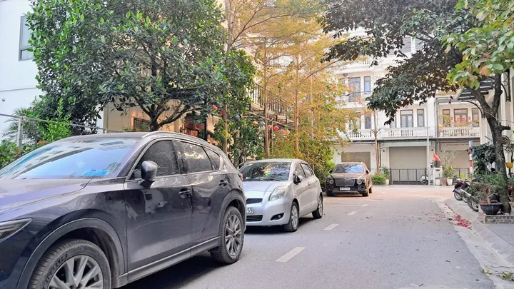 Nhà Liền Kề PHÚ DIỄN. Phân lô, vỉa hè. Oto tránh dừng đỗ. Gần phố. Tương lai rực rỡ.