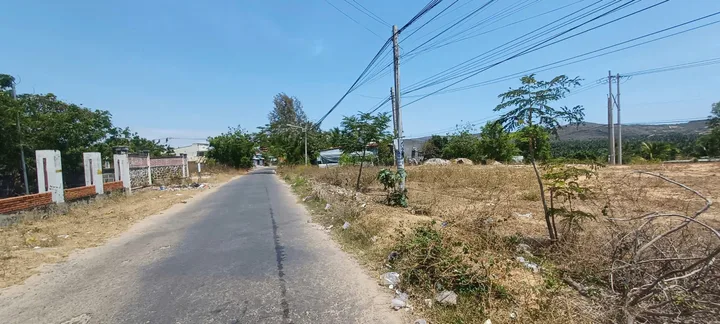 Bán Đất 2200m2 có sẵn 240 thổ cư mặt tiền 715 - giá đầu tư 4 triệu/m2. LH: 0974090487