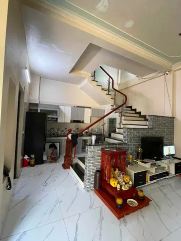 💥 Chỉ nhỉnh 3ty có nhà 2 tầng lô góc 
🎯 Ngay cổng trường cấp 1,2 thị cầu 
👉 Ngõ 3 xe máy tránh nhau, gần trường, chợ …nhà mới làm dc 4 năm mới đẹp 
🔶 Công năng: 3 ngủ, 2 vệ sinh, 1 phòng khách, 1 bếp, 1 sân phơi 1 p thờ 
🔶 Diện tích : 60m2 - MT: 7m
🌻