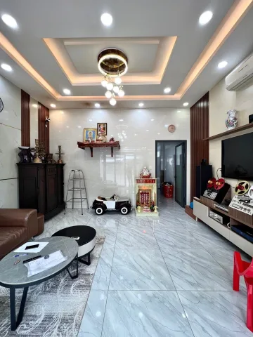 - Mặt tiền đường 12m ,vỉa hè 3m, xe côi đi lại đông đúc sầm uất ,gần Đầm Sen, tiện đi chuyển về các quận trung tâm