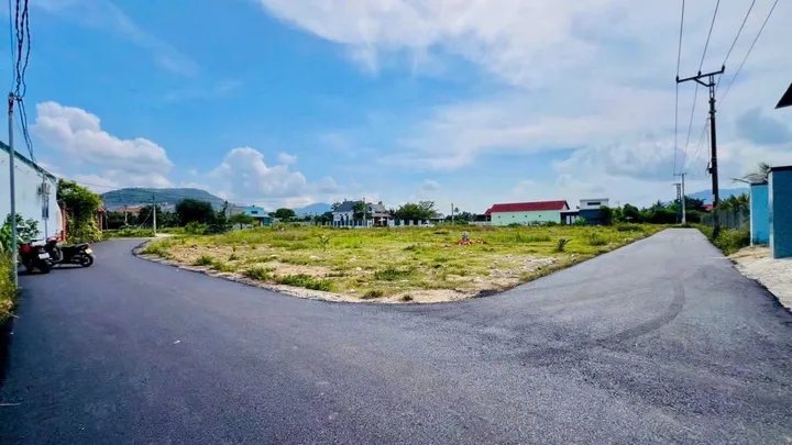 Bán Đất 166m2 có sẵn 100 m2 thổ cư giá 2.67 tỷ tại Đường Nguyễn Huệ Xã Vạn Phước Huyện Vạn Ninh Khánh Hòa