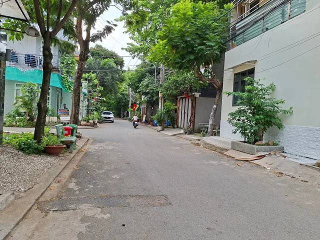 Cạnh Đông Tăng Long - Lô góc 2 mặt thoáng 70m2 - KDC xây kín 80% - Hệ số cao ( >4 tầng) - Đường ôtô tránh, đường thông, có vỉa hè - 4.6 tỷ~9 phút Mega Mall~19 phút Metro
