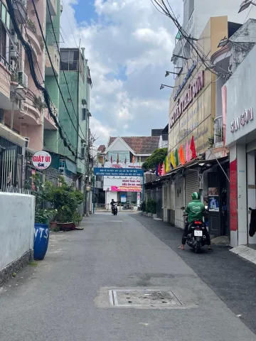 - Vi trí đẹp, cách MT đường Nguyễn Thái Sơn 15m. Ngay bên cạnh là VinCom Phan Văn Trị, Bệnh viện 175, ĐH Công Nghiệp 4… giao thông thuận tiện đi lại.