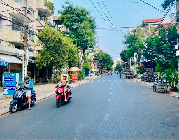 Nhà 2 tầng cách 1 căn ra mặt tiền đường Thống Nhất chỉ 2Đ hơn