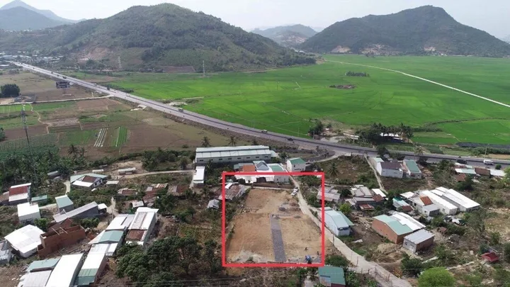 Đất hai mặt tiền hẻm 4m, khu phân lô cách đường QL1 Vĩnh Phương Nha Trang chỉ 50m.