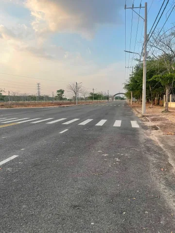 Bán Đất 1000m2 có sẵn 100 m2 thổ cư. Xã Minh Thạnh Huyện Dầu Tiếng Bình Dương. Xung quanh dân cư đông. Rất thích hợp cho AC xây ở, kinh doanh, xây trọ,...