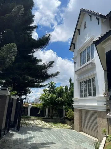 Cho thuê villa sân vườn Đà Lạt 435m2 giá 35 triệu/tháng có 9 phòng