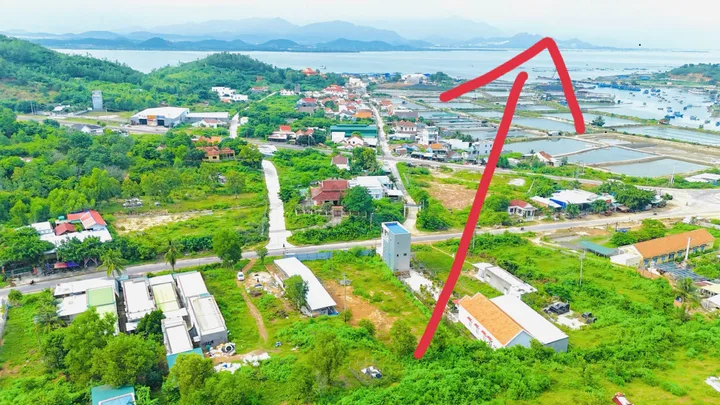 Bán Đất 1273m2 có 745 m2 thổ cư mặt đường Hòn khói trục chính KKT Nam Vân Phong, gần cổng Khu DT Phương Mai
