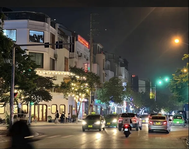 Bán Duy Nhất 1 Căn Nhà Phố Ngọc Hân Công Chúa - Thành Phố Bắc Ninh -95m2- Nhô 23 tỷ 
Dòng Tiền 300 tr/ năm -Kinh Doanh - vỉa hè