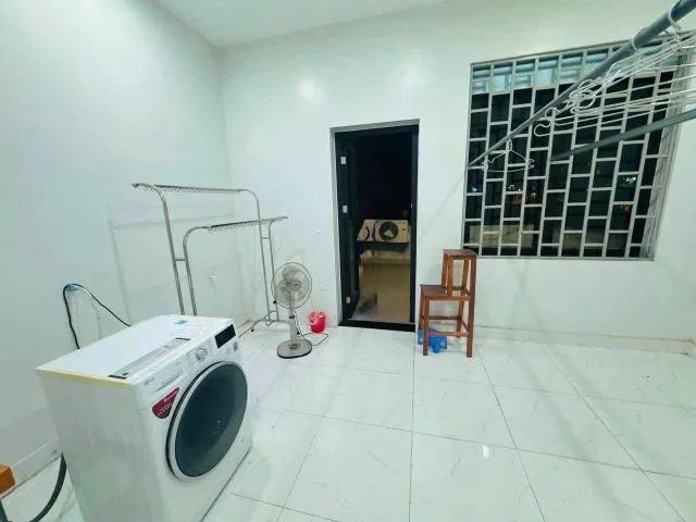 Cho thuê nhà 3 tầng mặt tiền Nam Việt Á, vị trí đẹp gần sông