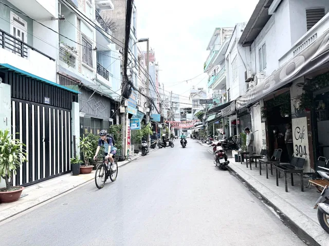 GẦN MẶT TIỀN - Ô TÔ TỚI NHÀ - KHU VIP ĐỒNG ĐEN, NGUYỄN HỒNG ĐÀO - NHÀ 4 TẦNG ĐÚC - ĐANG CÓ DÒNG TIỀN 18TR/THÁNG.