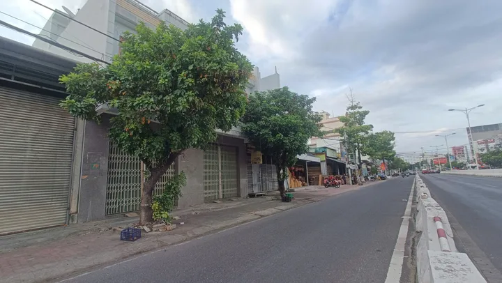Bán Nhà riêng 191m2 có sẵn 191 m2 thổ cư giá 16.23 tỷ tại Đường Nguyễn Tất Thành Phường Phước Long Thành phố Nha Trang Khánh Hòa