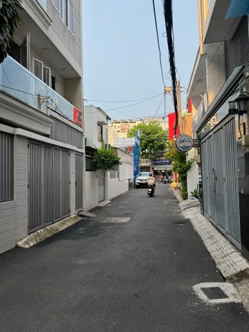 60m2 ( 5 × 12m ) xây 3 tầng, chỉ 6ty. Hẻm xe hơi ngay nhà, gần Hoàng Hoa Thám, Nguyễn Thái Bình, Khu Bàu Cát - Đồng Đen, Trường Chinh. Vị trí gần Nhà Ga T3, chỉ 5p ra ngay Sân Bay, ngay Ngã Tư Bảy Hiền 
 👉LH: 0706.120.931 ( PTrang ) 👈

#BĐS #Nhà #Chợ #
