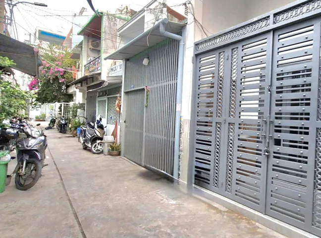 Chỉ hơn 5t, hẻm xe hơi, nhà 3 tầng tại Bình Tân