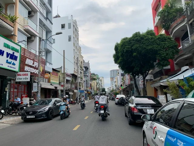 DT: Ngang 5 Dài 25m Xây 4 Tầng. 
Măt Tiên Kinh Doanh Ngay Ngã Tư Lạc Long Quân - Âu Cơ, Gần Đại Học Văn Hiến, Cao Đẳng CNTT. Kết nối nhanh vòng xoay Lê Đại Hành, Nguyễn Thị Nhỏ 
+ 12ty nhinh thương lượng 
+ Vị trí mặt tiền kinh doanh sầm uất ngay chợ, 