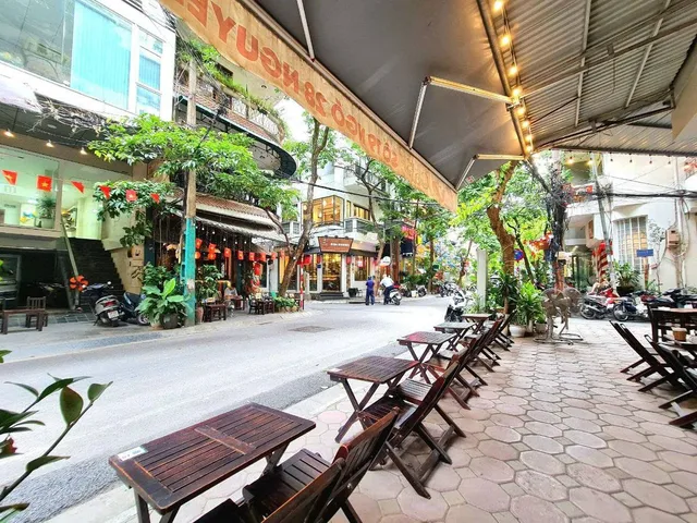 NHÀ MỚI ĐẸP Ở NGAY - 3 PHÒNG NGỦ LỚN - HẺM THÔNG NGAY LŨY BÁN BÍCH - GẦN MẶT TIỀN ÂU CƠ,  KẾ BÊN KHU BÀU CÁT TÂN BÌNH - CHỈ 6TY NHINH
- Kết nối nhanh Thoại Ngọc Hầu, Nguyễn Sơn, gần Khu Tân Sơn Nhì...
- Hẻm thông thoáng an ninh
- Diện tích: 65m2, ngang