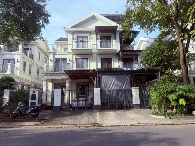 🔥🔥 NHÀ MẶT TIỀN ĐƯỜNG S – VIEW SÔNG THOÁNG – KHU COMPOUND LAKEVIEW 🔥🔥
🏡 160M² (8x20M) – 3 TẦNG – NỘI THẤT GỖ CAO CẤP – GARA Ô TÔ