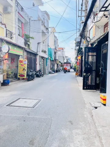 Hẻm 6m ngủ nhà gần mặt tiền, ngay Ngã Tư Âu Cơ - Lạc Long Quân. Ngang 5.5 dài 13m xây 3 tầng, chỉ 6ty nhinh
+ Nhà 4PN 3WC, mới đẹp vô ở ngay
+ Sổ vuông, hoàn công đầy đủ 
+ 6ty nhinh giá còn thương lượng 
 👉LH: 0706.120.931 ( PTrang ) 👈

#BĐS #Nhà #