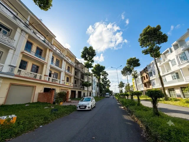 NHÀ 1 TRỆT 3 LẦU, ĐẤT 105M2 (Full Thổ), DTXD 335M2, LỘ NHỰA ĐÔI 30M, VỈA HÈ 5M, KHU DC HOÀNG QUÂN BÌNH MINH, PHƯỜNG CÁI VỒN MỚI, NGAY CHÂN CẦU CẦN THƠ (SỔ HỒNG HOÀN CÔNG ĐỨNG TÊN CÁ NHÂN)