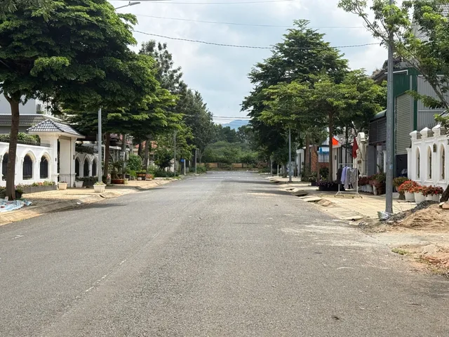 Bán Đất 300m2 có sẵn 300 m2 thổ cư giá 8.4 tỷ tại Đường Nguyễn Lương Bằng Thị trấn Liên Nghĩa Huyện Đức Trọng Lâm Đồng