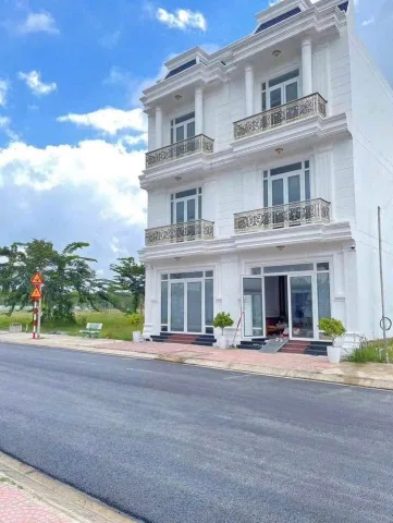 Bán nhà 75m2 xây 1 trệt 2 lầu, gần KCN. Giá từ 1 tỷ 139, sổ riêng sẵn. Nằm trong khu với hơn 39 tiện ích