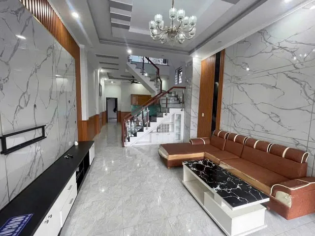 Cho thuê 1 trệt 1 lầu 4 phòng ngủ, 4 máy lạnh, tủ bàn, bếp, sân xe hơi, dtsd200m²