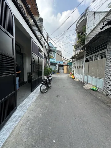 90m2 Ngang 5 Dài 18m - Hẻm Xe Tải Gần Lạc Long Quân, Lý Thường Kiệt - Ngay bên Khu Bàu Cát
+ Nhà sát mặt tiền, oto đỗ cửa 
+ Vị trí đẹp kết nối nhanh Âu Cơ, Đồng Đen, Trường Chinh... Gần nhà Ga T3, Tuyến Metro 
📞 LH ( Zalo/ SĐT ): 0706.120.931 Trang Nh