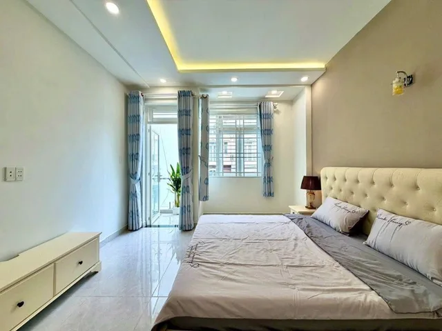 6ty nhinh - Nhà mới đẹp 3 phòng ngủ. Hẻm xe hơi ngay nhà gần Đại Học Bách Khoa, chợ Tân Bình - gần Khu Bắc Hải, Lý Thường Kiệt 
+ Ngang 4.3 dài 10m sổ vuông A4
+ Vị trí đẹp kết nối nhanh khu Cư Xá Lữ Gia, Nguyễn Thị Nhỏ, giáp ngay bên Q10, Q1, Q3... Chỉ