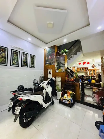 Ngang 4.5 dài 14m xây 4 tầng. Hẻm 4m thông gần mặt tiền Lý Thường Kiệt, chợ Tân Bình, kế bên Khu Cư Xá Lữ Gia, Bắc Hải 
Gần Đại Học Bách Khoa - Nhà Thi Đấu Phú Thọ 
+ Nhà 4PN master to - 4WC mới đẹp ở ngay
+ Chỉ 8ty nhinh thương lượng 
 👉LH: 0706.120.