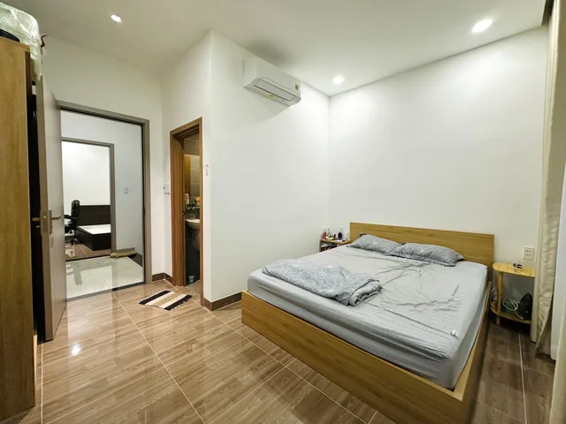 60m2 ( 4.3 × 14m ) xây 4 tầng. Hẻm xe hơi ngay nhà, gần mát tiên Lạc Long Quân, Lý Thường Kiệt. Ngay Ngã Tư Bảy Hiền, gần Chợ Tân Bình, BV Thống Nhất 
+ Sổ hoàn công đầy đủ pháp lý chuẩn 
📞 LH ( Zalo/ SĐT ): 0706.120.931 Trang Nhà Phố
👉 Người thật – Nh