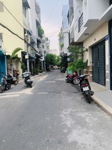 3ty nhinh nhà hẻm xe hơi xây 4 tầng - 4 phòng ngủ. Ngay Nguyễn Thái Bình, Hoàng Hoa Thám, trục Cộng Hòa - Trường Chinh. Sát bên nhà Ga T3, chỉ 5p ra ngay Sân Bay... Vị trí thuận tiện di chuyển qua khu vực trung tâm Q10, Q1, Phú Nhuận....
 👉LH: 0706.120.9
