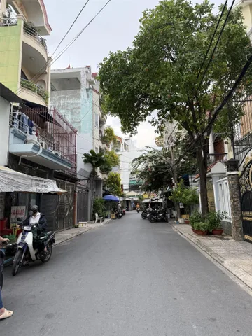 Ngang 5 dài 13m xây 5 tầng, hẻm oto kế bên Khu Bắc Hải - CV Lê Thị Riêng, vị trí trung tâm kết nối nhanh Phạm Văn Hai, Cách Mạng Tháng 8, Trường Sa...
+ Chỉ 10ty thương lương 
+ Số vuông a4 hoàn công đầy đủ 
 👉LH: 0706.120.931 ( PTrang ) 👈

#BĐS #Nhà