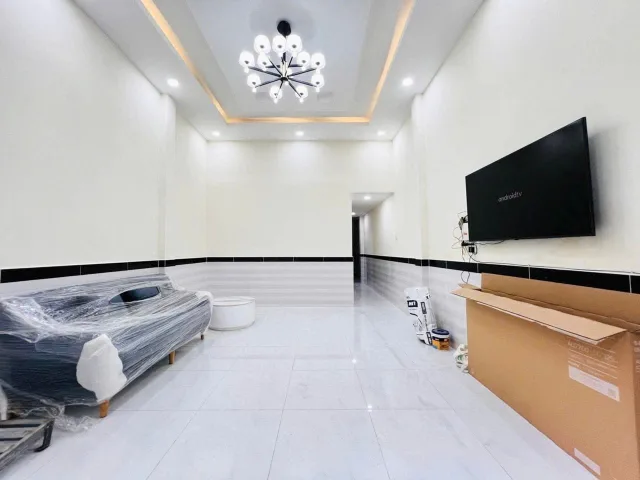 Nhà trệt lửng - Hẻm xe hơi - Thông thẳng Phạm Văn Đồng - 51,2m2 chỉ 5 t.ỉ - mới về ở ngay