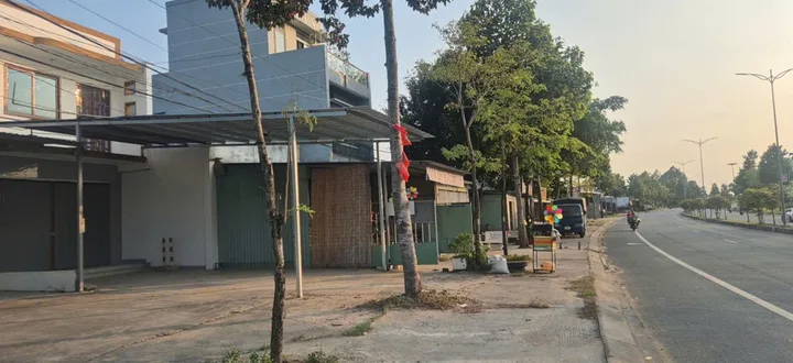 Bán Nhà riêng có  thổ cư 1 trệt 2 lầu giá 3.4 mặt tiền Huỳnh Tấn Phát- Bến Tre