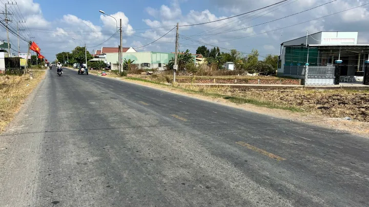 Bán Nhà riêng 237m2 có sẵn 100 m2 thổ cư giá 2.35 tỷ tại Đường ĐT 826 Xã Tân Lân Huyện Cần Đước Long An