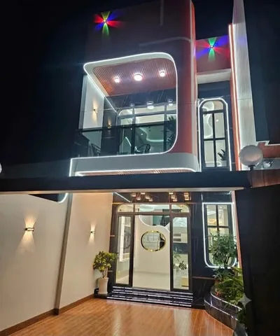 Nhà lầu mới xây dựng full nội thất cao cấp hẻm xe hơi có sân đậu gần Quảng Trường