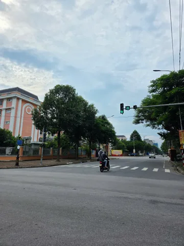 Bán lô đất mặt đường Nguyễn Quyền khu Bồ Sơn 3 gần bệnh viện đa khoa tỉnh và trường liên cấp hoàng hoa thám
👉 Diện tích 72 m2, MT 4m, hướng Đông Nam