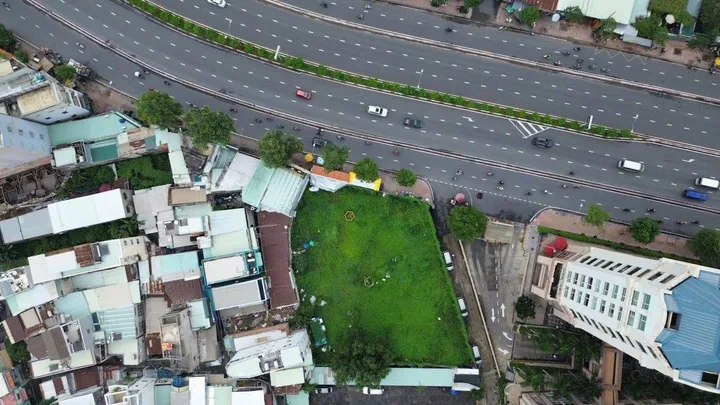 Bán đấu giá 1058m2 đất thương mại dịch vụ 
giá 370 tỷ, mặt tiền đường Nguyễn Hữu Cảnh 
Quận Bình Thạnh TP. Hồ Chí Minh