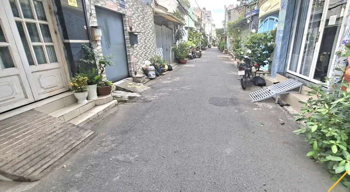 Bán nhà 3 tầng 48m2 tại Bình Tân, hẻm xe hơi, chỉ hơn 4ty