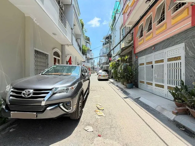 Nhà 6 Phòng Ngủ, 90m2 - 4 Tầng, Chỉ 11ty hơn
Hẻm Oto gần Đại Học Bách Khoa - Kế Bên Khu Bắc Hải, Thành Thái - Ngay Lý Thường Kiệt, Thành Mỹ
+ Ngang 5 dài 18m nhà ngay sát măt tiên 
+ Kết nối nhanh các trục đường lớn ngay Chợ Tân Bình, gần Khu Cư Xá Lữ 