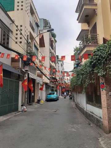 Ngang 4.5 dài 13m xây 4 tầng, 6ty nhinh
Hẻm xe hơi ngay nhà, gần Khu Bàu Cát - Đồng Đen, ngay Âu Cơ - Đại Học Văn Hiến, Cao Đẳng CNTT.
+ Có nguồn thu 25tr/th
+ Vị trí gần trung tâm Q10, Q11, Q3.Tiện di chuyển qua Vòng Xoay Lê Đại Hành - Nguyễn Thị Nhỏ,